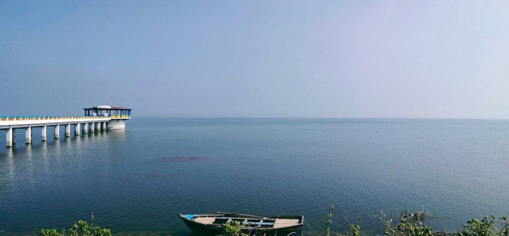 Top 10 Weekend Trips from Karachi (2025 Travel Guide) 8 Keenjhar Lake (Kalri Lake) – Lakeside Relaxation