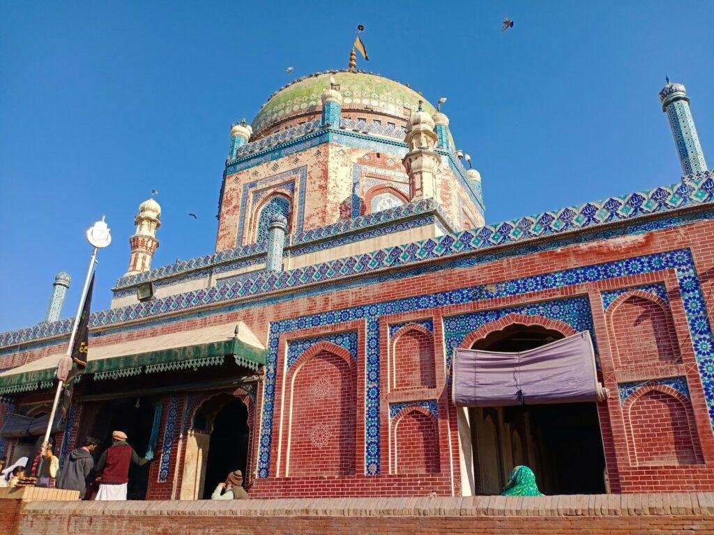 Top 10 Weekend Trips from Karachi (2025 Travel Guide) 4 Makli Necropolis & Shah Jahan Mosque – Cultural Heritage Day Trip